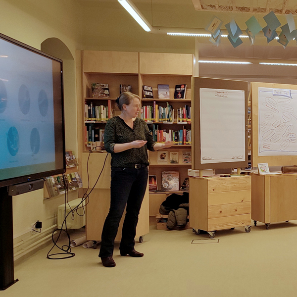 ZIEL4 Mitarbeiter zeigt eine Präsentation auf Leinwand